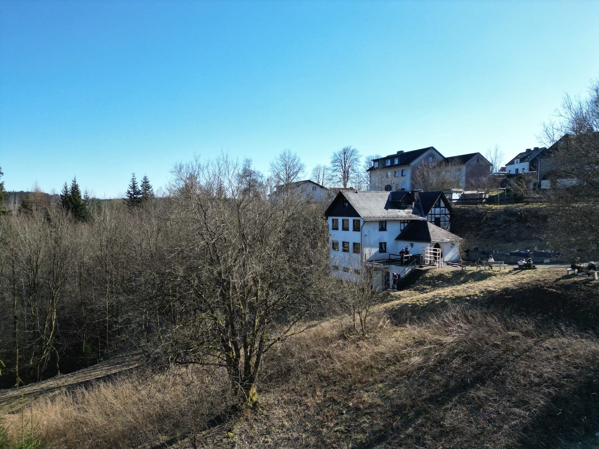 Luftbild der Wiesenhuette mit umliegenden Waeldern