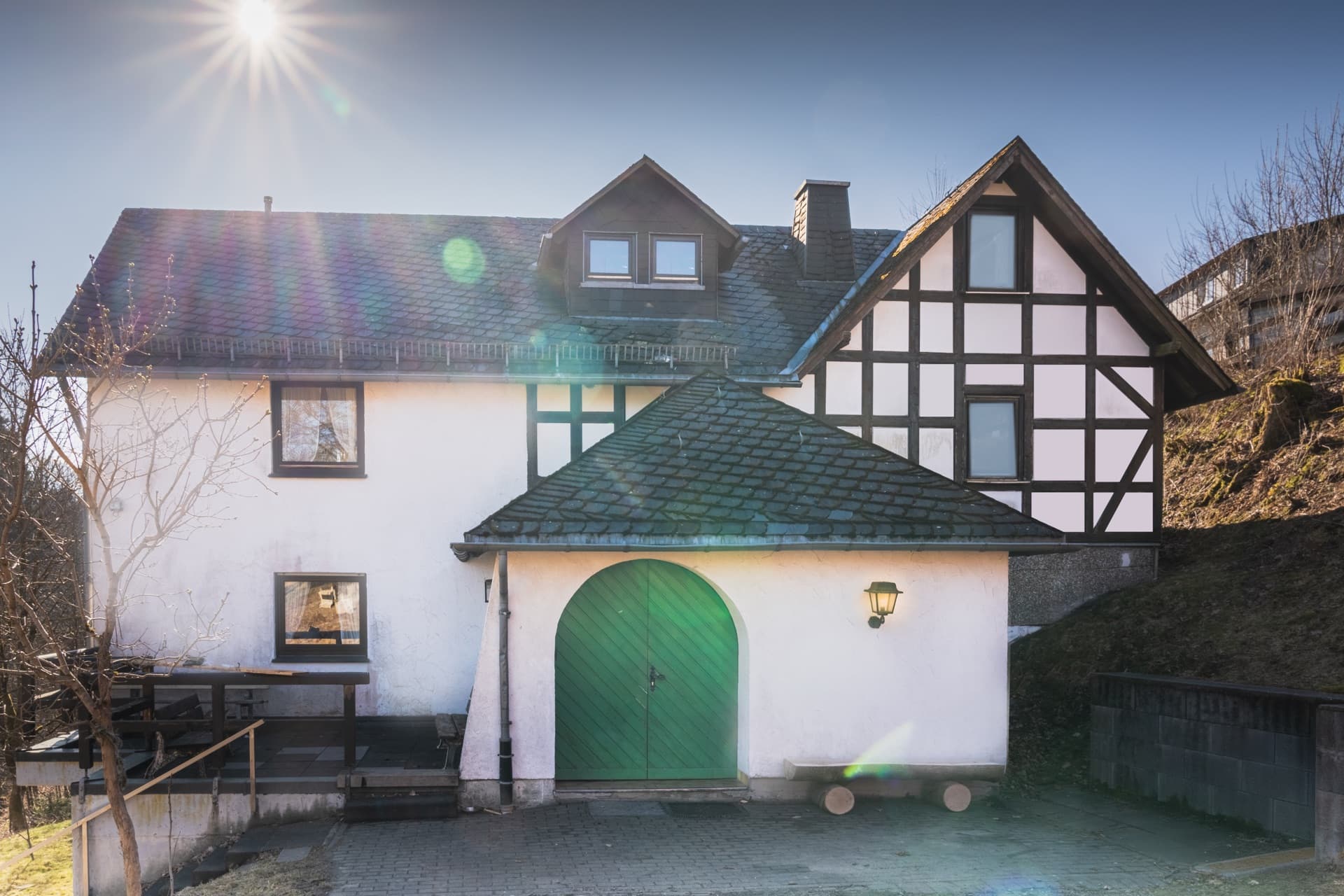 Wiesenhuette von vorne, Fachwerk in der Wintersonne