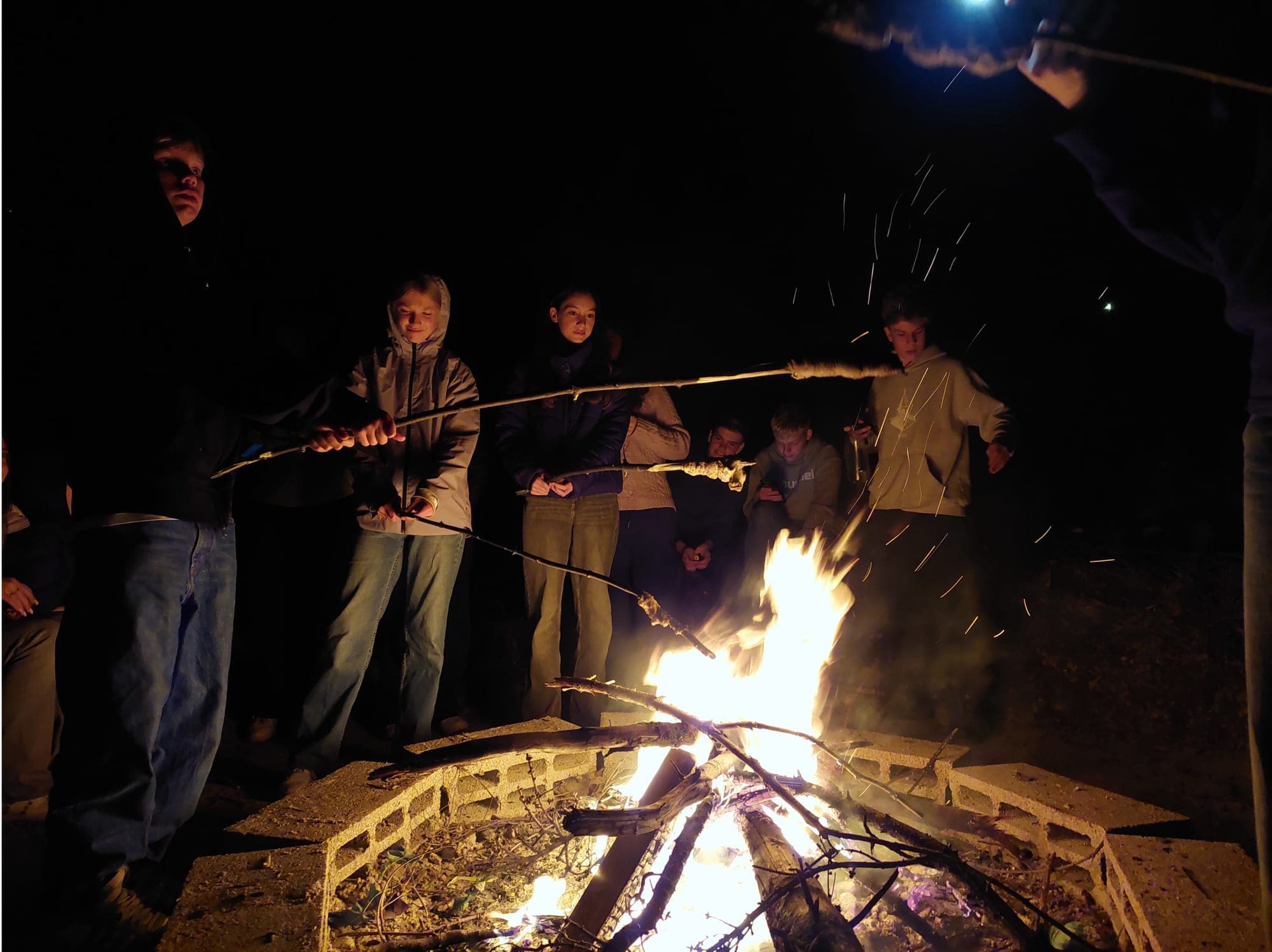 Lagerfeuer am Abend vor der Wiesenhütte