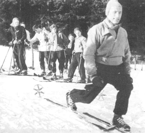 Historische Aufnahme der Skifreunde Gütersloh am Hang