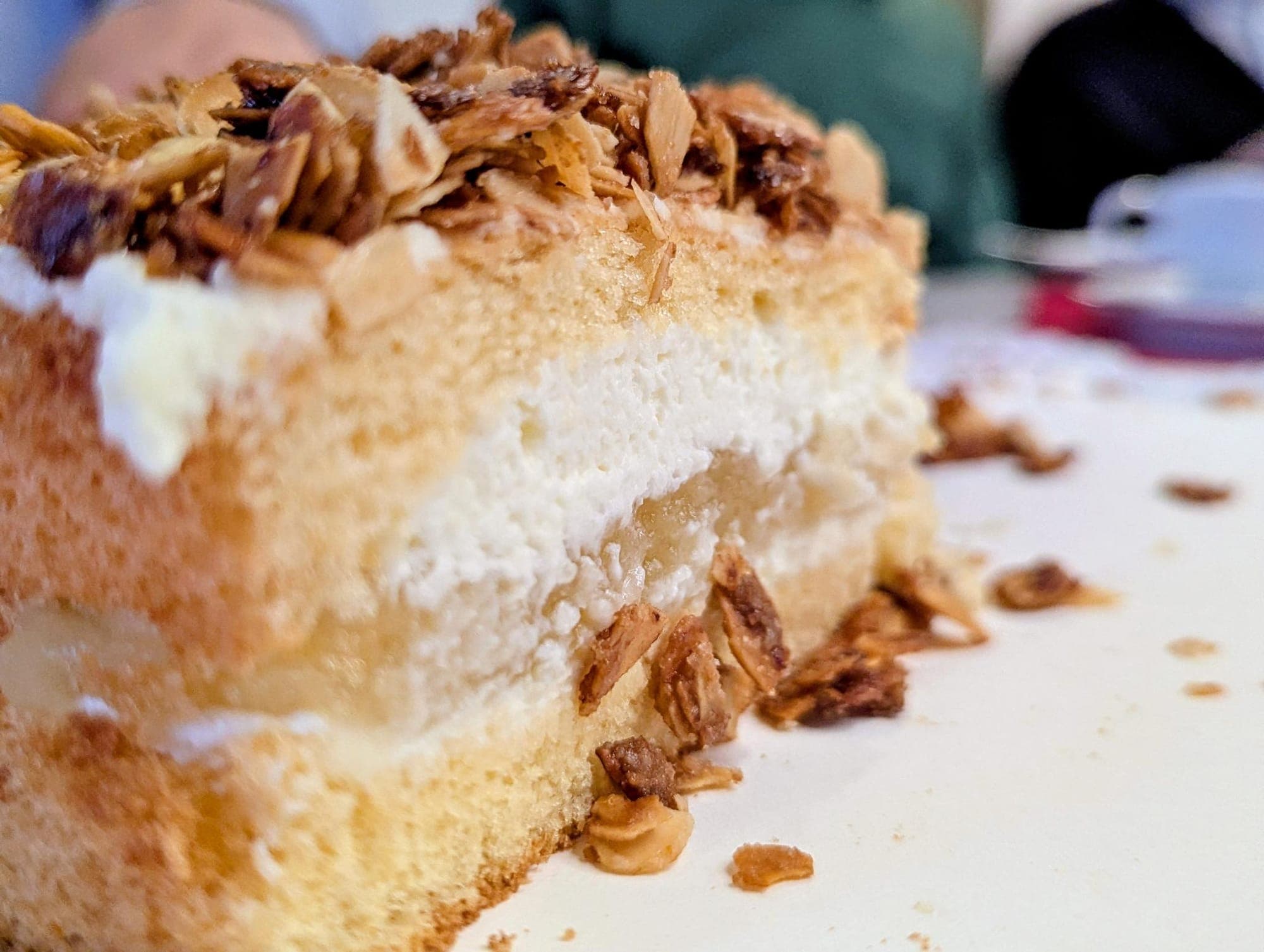 Hausgemachter Bienenstich mit Sahne beim Adventskaffee