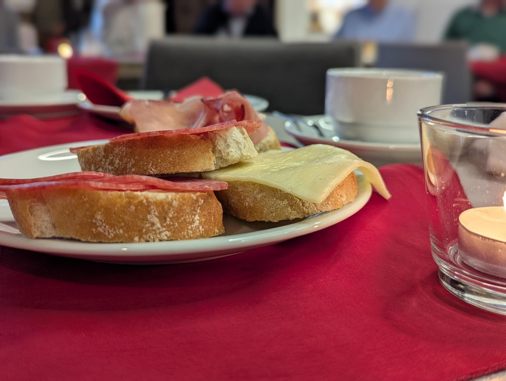 Belegte Brötchenhälften mit Schinken, Salami und Käse