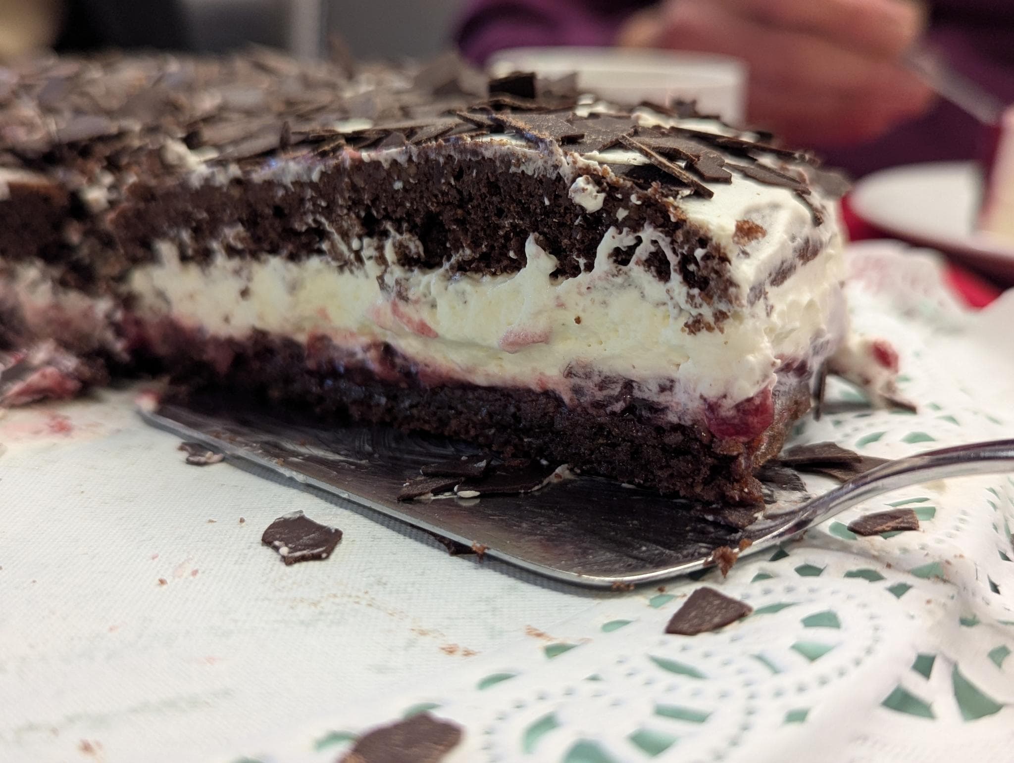 Schokoladen-Sahne-Torte mit Schokoraspeln