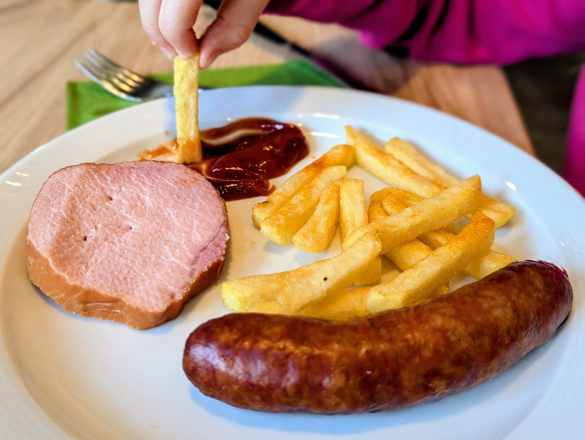 Herzhafte Einkehr nach der Wanderung mit Wurst, Kassler und Pommes