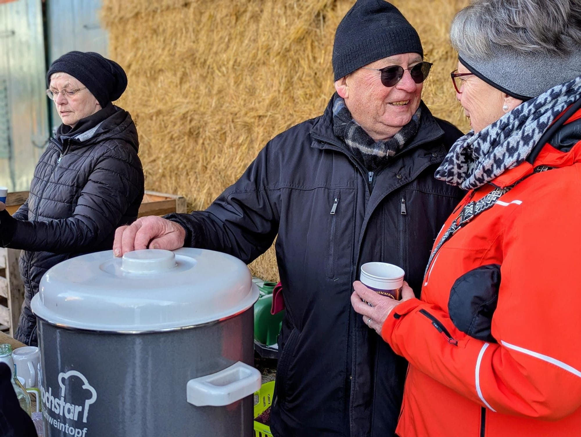 Rast mit warmen Getränken aus dem Suppentopf an Strohballen