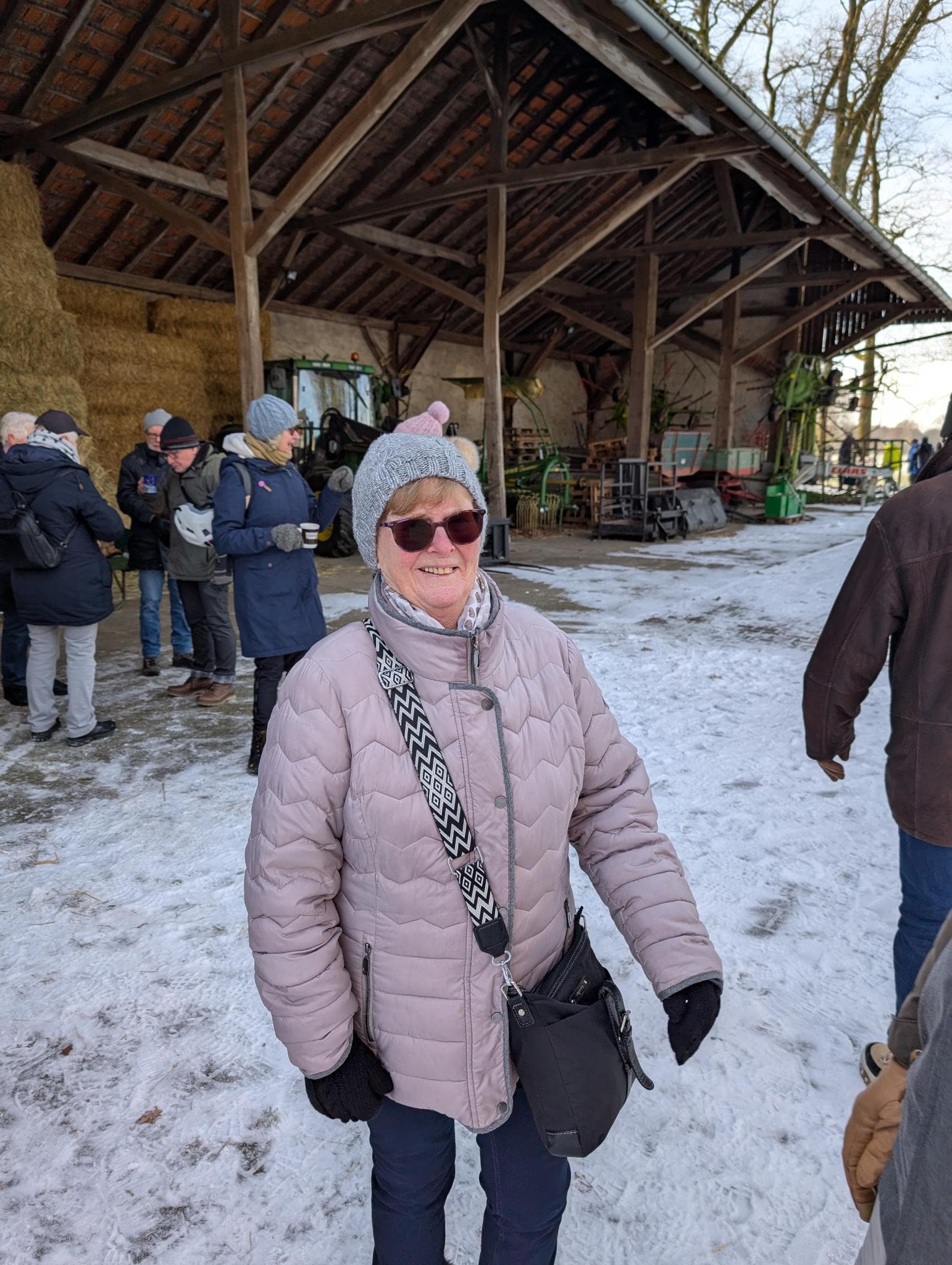 Pause unter dem Scheunendach im Schnee